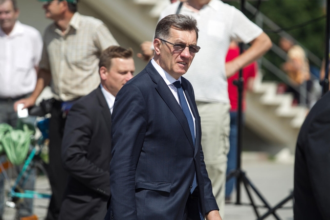 Premjeras kol kas neplanuoja nutraukti atostogų