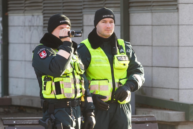 Girtas vilnietis policininkui sulaužė rankos kaulus