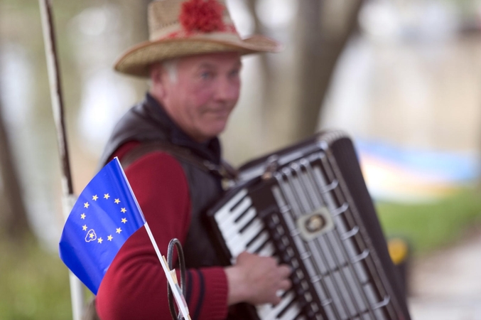 Europos Sąjunga labiausiai pasitiki lietuviai, mažiausiai – graikai