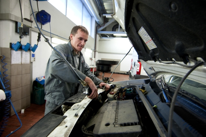 „Krestavina“, „begunokas“, „trampliorius“: kaip susikalba automobilių meistrai