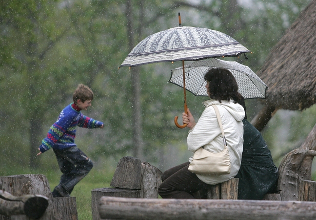 Orų prognozė: skėčio namuose palikti dar nederėtų