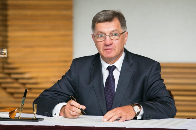 Premjeras: biudžeto pertekliaus sieksime 2016 metais