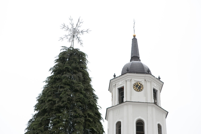 Sostinė jau ruošiasi Kalėdoms – puošiama didžiausia šalyje eglė