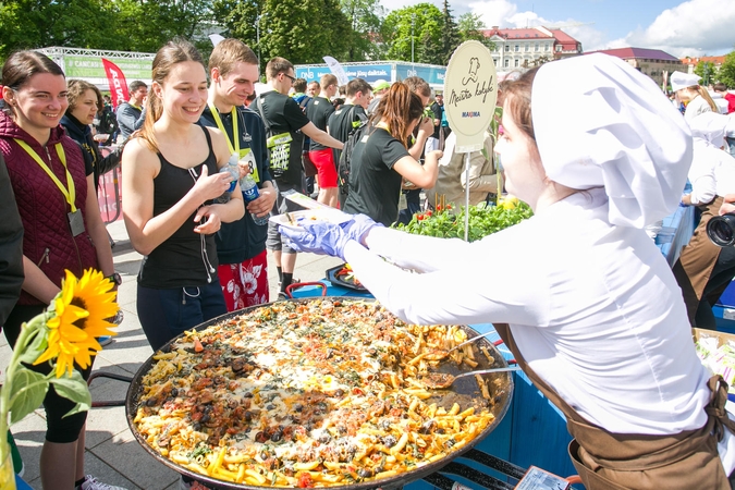 Bėgikai suvalgė 2,5 tonos makaronų