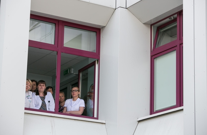 Vyriausybė aiškinsis, kodėl kai kurių medikų atlyginimai neauga