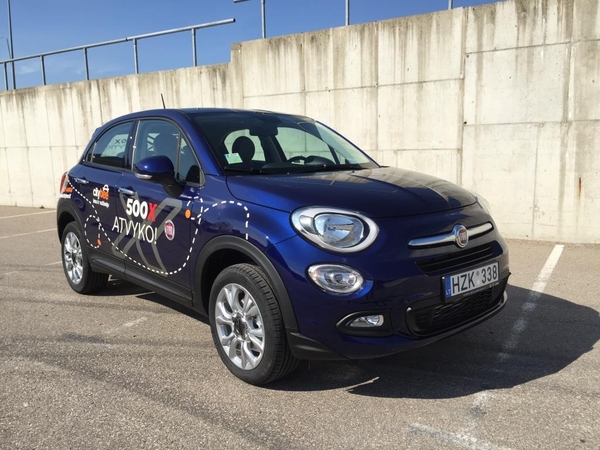 Vilniečiams pasiūlė dalintis miesto visureigiais „Fiat 500X“