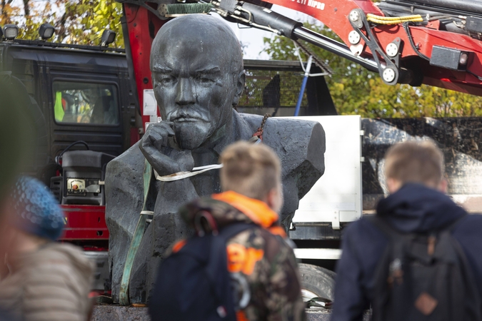 Maskvos primesta valdžia Ukrainos mieste vėl pastatė V. Lenino statulą