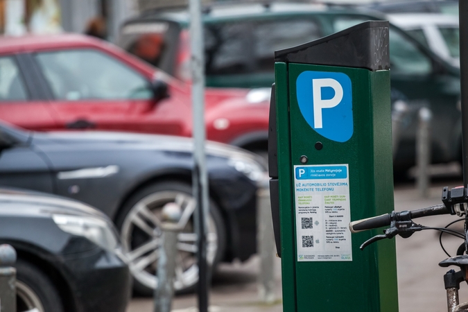 Vilniuje siekiama perimti dalį institucijų rezervuotų automobilių stovėjimo vietų