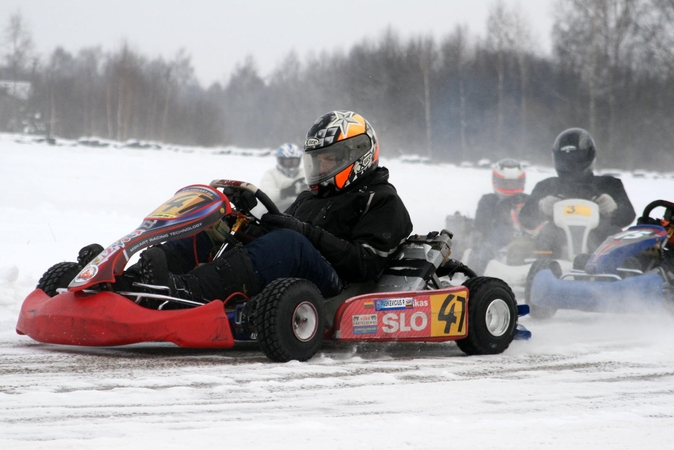 Su kartingais – į sniegu padengtą trasą