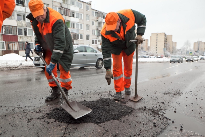 Po žiemos lopomos duobėtos sostinės gatvės