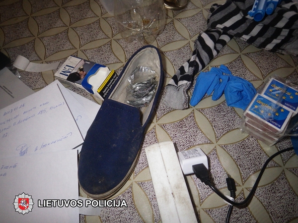 Policijos užklupta romė narkotikus supylė į fekalijas