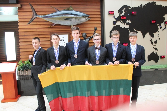 Lietuvos komanda iš jaunių gamtos mokslų olimpiados grįžta su bronza