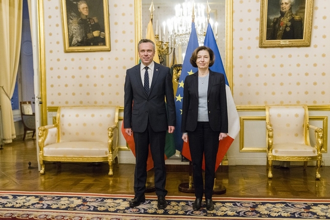 KAM viceministras Prancūzijoje aptarė ginkluotės įsigijimą, pajėgumų dislokavimą