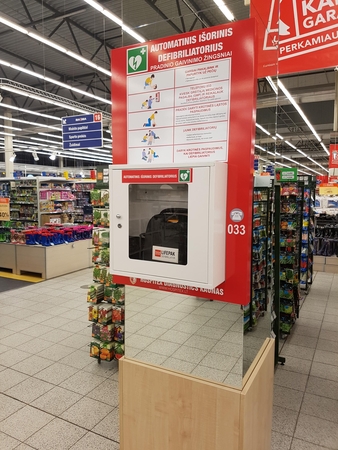 „Maxima“ parduotuvėse įrengė 12 defibriliatorių