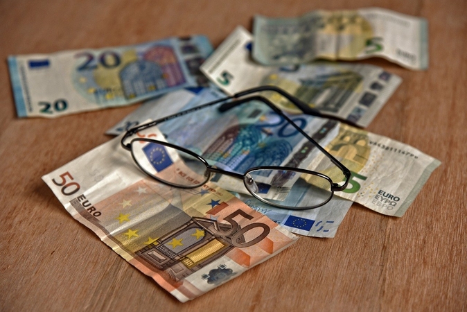 Moteris neteko 2 tūkst. eurų: sukčius žadėjo patikrinti, ar pinigai tikri