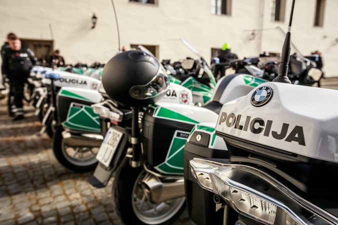 Kelių policijos pareigūnams perduota 11 naujų tarnybinių motociklų