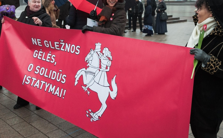 Kovo 8-ąją moterys lauks ne tulpių, o teisių ir solidarumo