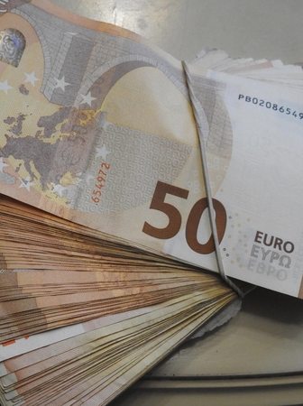 Ministerija siūlo vaiko pinigus didinti nuo 30 iki 50 eurų