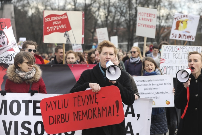 Kovo 8-ąją mitingavusios moterys reikalavo ir vienodų atlyginimų