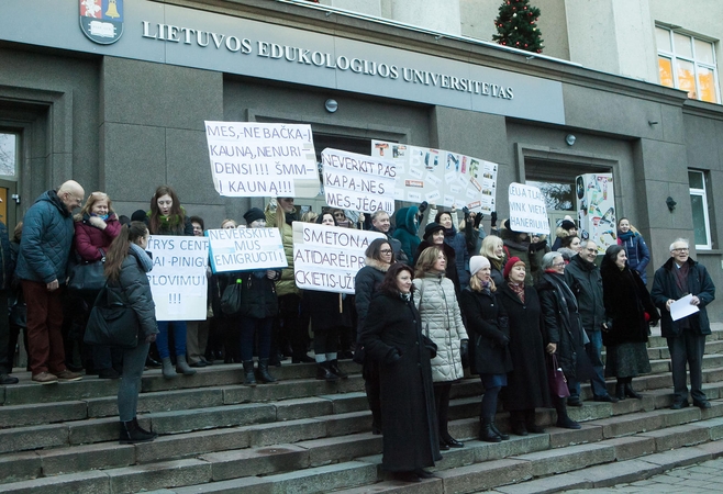 Vilties eitynių organizatoriai: pedagogų kalvė griaunama sąmoningai