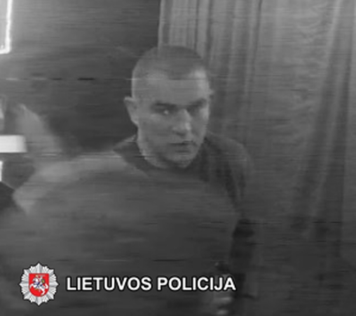 Policija ieško „erelio“, spyrusio moteriai į nugarą: vyras atpažintas