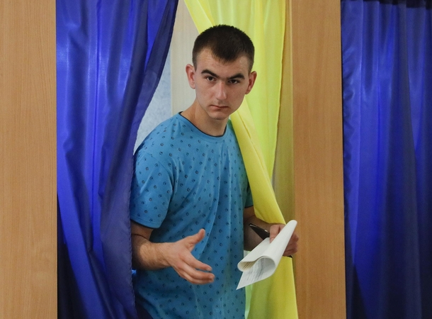 Ukrainiečiai skuba prie balsadėžių – renka parlamentą ir tikisi permainų