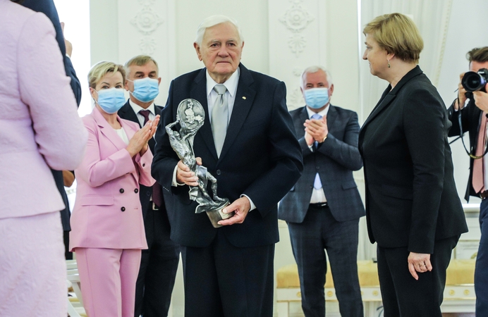 V. Adamkui įteiktas Lenkijos prezidento L. Kaczynskio apdovanojimas