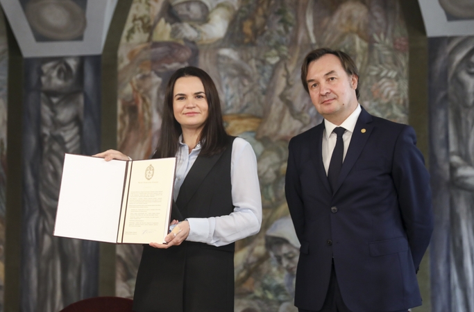 VU rektorius S. Cichanouskajai įteikė deklaraciją dėl pagalbos baltarusių studentams