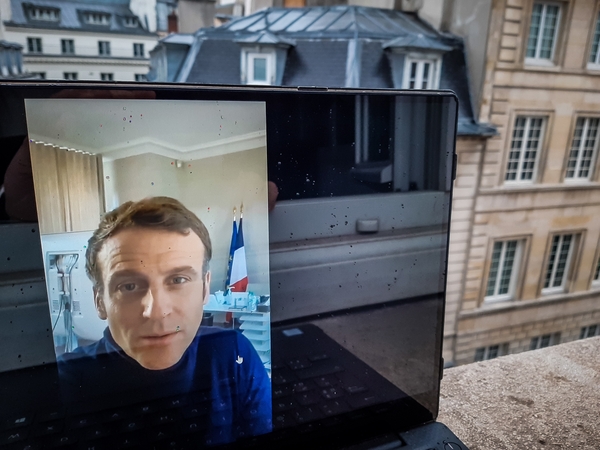 Koronavirusu užsikrėtęs E. Macronas jaučia ligos simptomus – nuovargį, kosulį