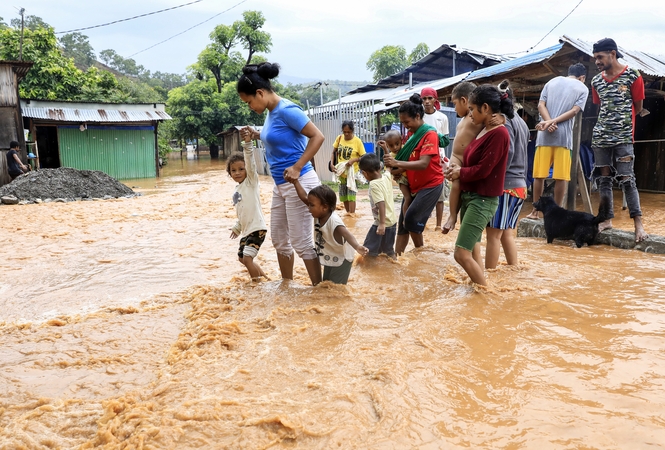 Per potvynius Indonezijoje ir Rytų Timore žuvo mažiausiai 75 žmonės