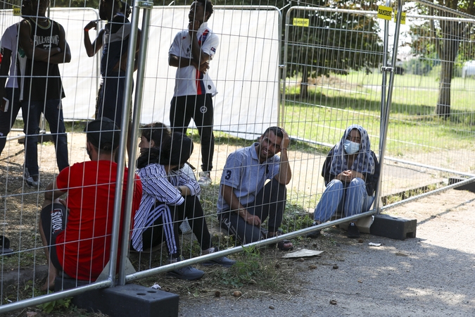 VRM siūlo esant ekstremaliai situacijai neterminuotai sulaikyti neteisėtus migrantus