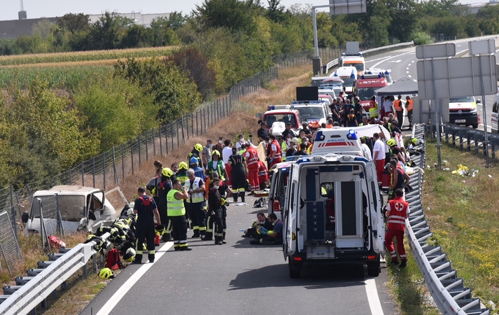 Trys neteisėti migrantai žuvo Austrijoje apvirtus juos vežusiam autobusui