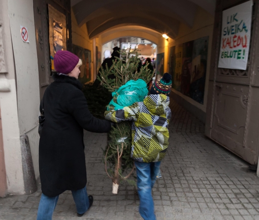 Mokytojų namų kiemelyje – atsisveikinimo su eglutėmis vakaras