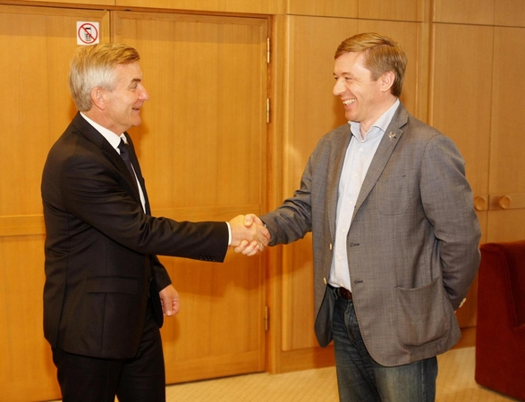 Ginčų išvargintas V. Pranckietis žada kviesti  R. Karbauskį į susitikimą