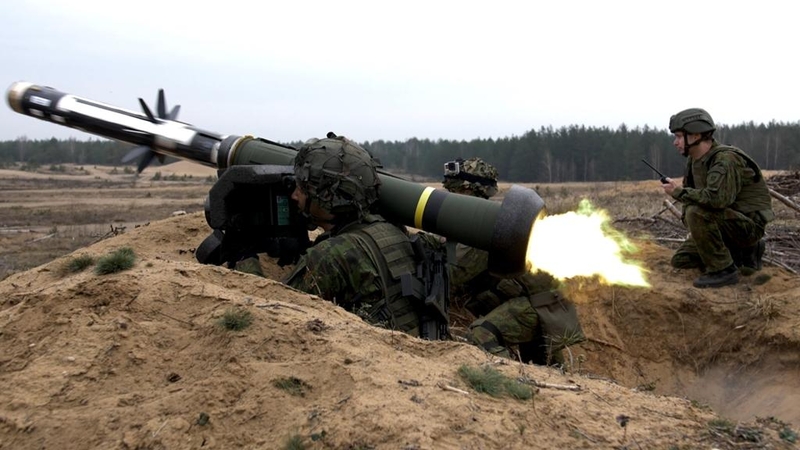Kariuomenė papildė prieštankinių raketų „Javelin“ atsargas