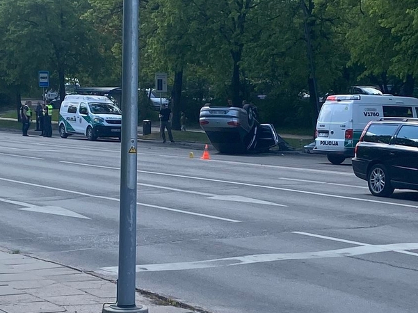 Vilnietės automobilis rėžėsi į stulpą ir apvirto: moteris vežėsi kūdikį