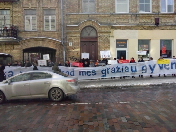 Prie ministerijos – protestas prieš vandališką senamiesčio darkymą