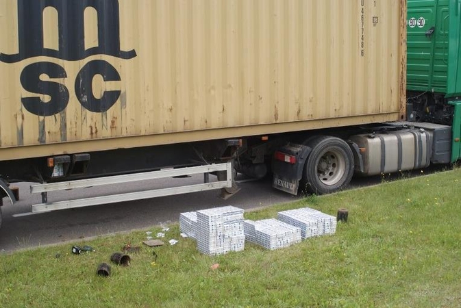 Iš slėptuvių traukė tūkstančius kontrabandinių cigarečių pakelių