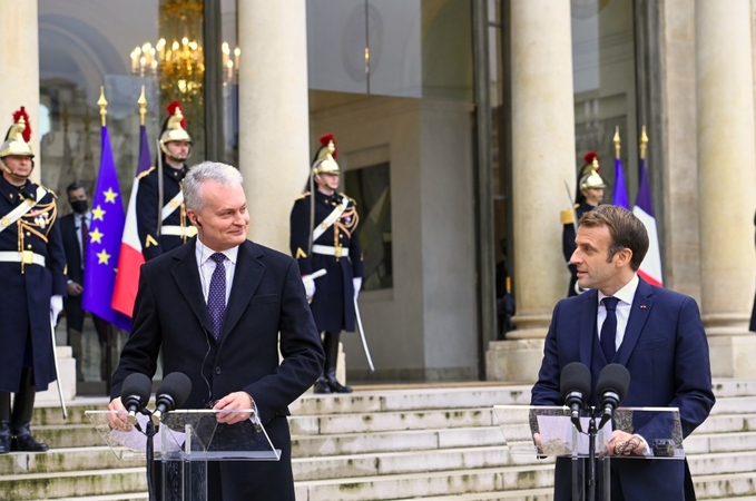 E. Macronas reiškia paramą Lietuvai dėl migrantų, G. Nausėda ragina ES išspręsti krizę 