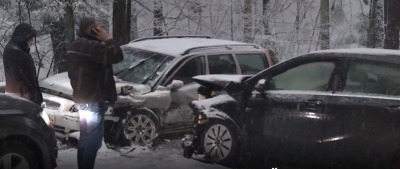 Avarija Šilo gatvėje: „Volvo“ – kelkraštyje, mersedesas – skersai kelio