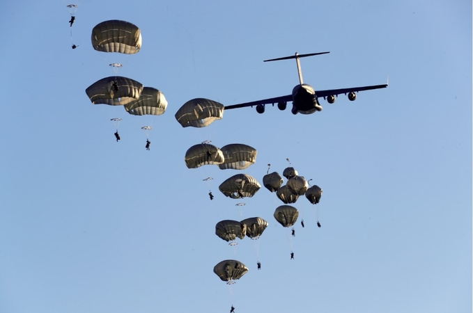 Per NATO pratybas Estijoje sužaloti keletas JAV desantininkų