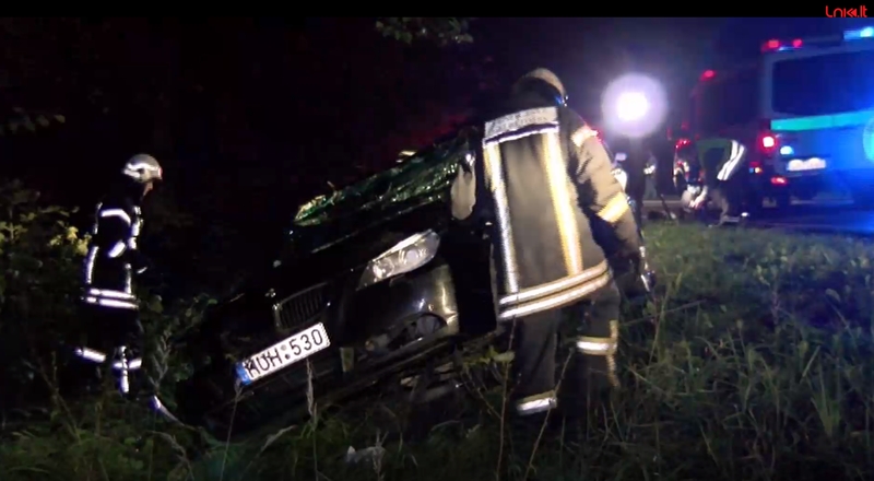 Plente prie Vilniaus nuo kelio nulėkė ir apvirto BMW