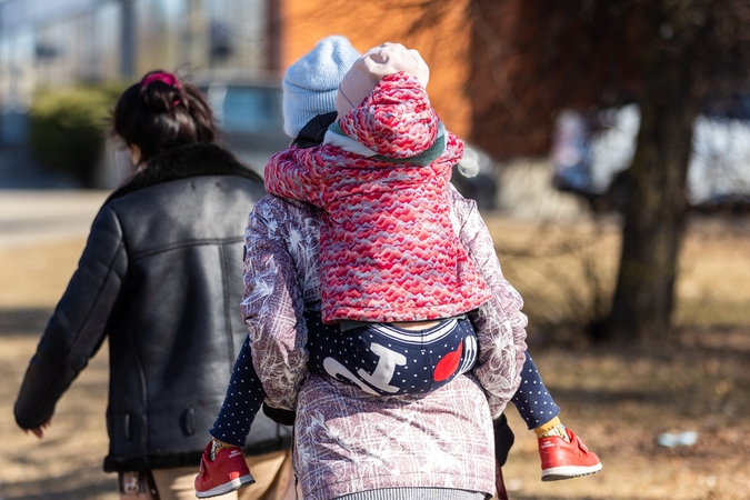 Seimo narės ragina nebloginti jaunų šeimų gyvenimo Lietuvoje