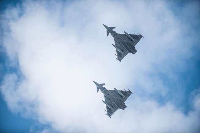 NATO naikintuvai penkiskart lydėjo Rusijos orlaivius ir patruliavo palei oro erdvės sieną