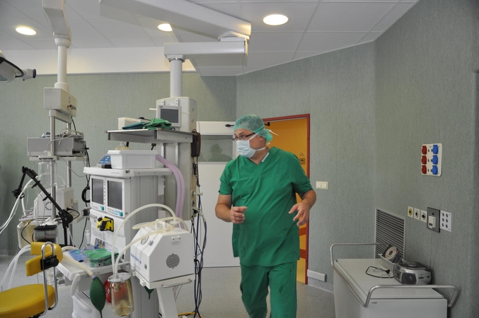 Vilniaus neurochirurgai kūdikiui iš akiduobės pašalino 2 cm auglį