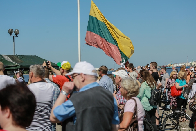 Kruiziniame terminale – iškilmingas vėliavos pakėlimas ir karių priesaika