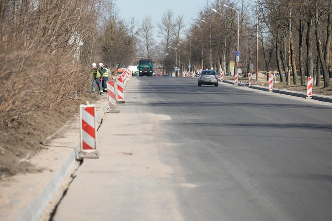 Metalo gatvėje klojamas sunkiajam transportui pritaikytas asfaltas