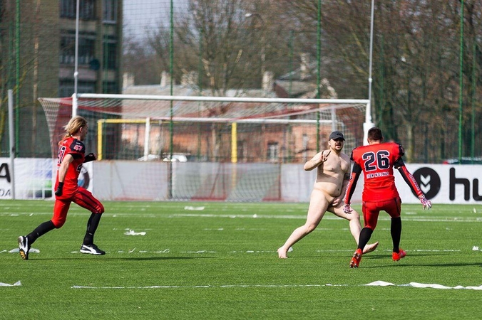 Vilniuje amerikietiško futbolo mačą sutrikdė drąsus nuogalius
