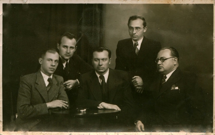 Asmenybės: Iš kairės – J. Ambrazevičius, rašytojas Juozas Grušas, ekonomistas Vytautas Petrulis, antroje eilėje stovi poetas Bernardas Brazdžionis. 
