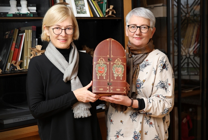 Atmintis: dailės istorikė Giedrė Jankevičiūtė (kairėje) dėžutę įteikė Nacionalinio M. K. Čiurlionio dailės muziejaus direktorei Dainai Kamarauskienei.